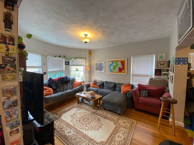 Building Photo - Awesome 4 bed 2 bath in Cambridge....