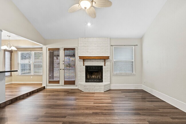 Foto del edificio - 2413 Phyllis Dr