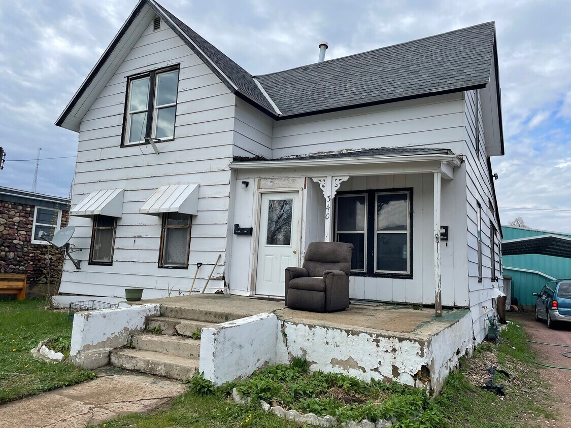 340 8th St Unit 1 lower, Windom, MN 56101 Apartments in Windom, MN