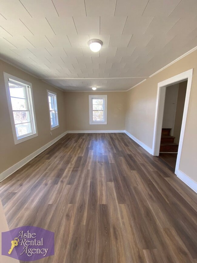 Building Photo - Quaint Cottage Walking Distance to Downtow...
