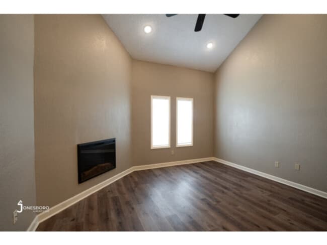 Building Photo - KENWOOD POINTE: Water/Sewer Included!!