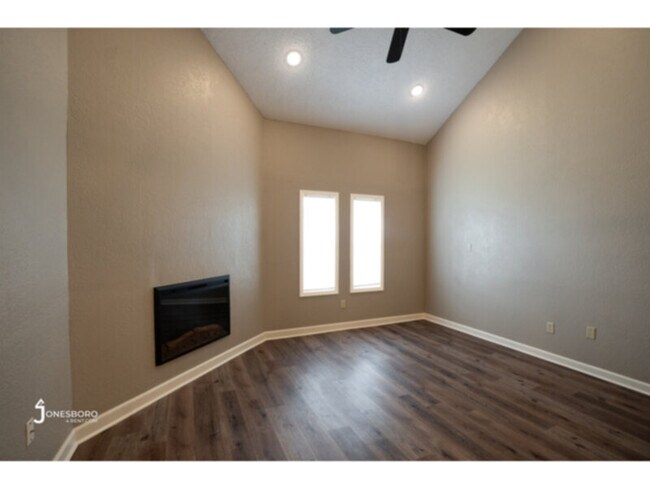 Foto del edificio - KENWOOD POINTE: Water/Sewer Included!!