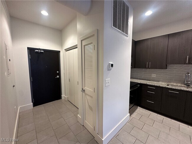Foto del edificio - 1702 W 28th St