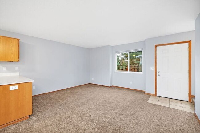 Building Photo - Beautiful 2 bedroom townhouse. Available February!