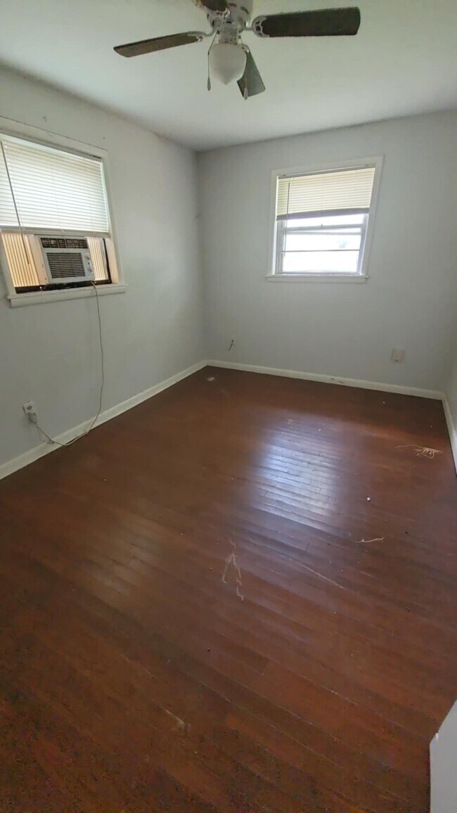 Building Photo - 106 S 14th St