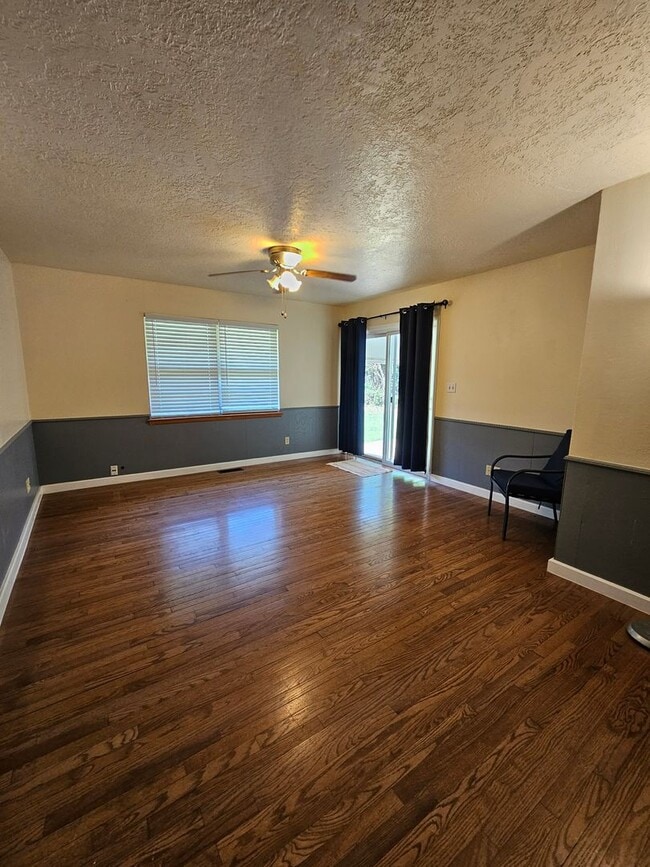 Building Photo - (3) Bed/(2) Bath with Storm Shelter and Mo...
