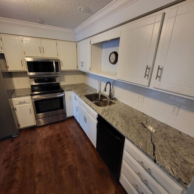 Foto del edificio - Spacious 3-Bedroom Twin Home in Prime Eden...