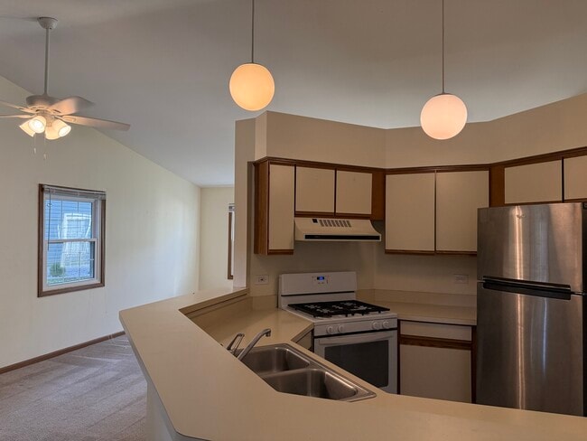 Building Photo - 1335 Fountain Green Dr