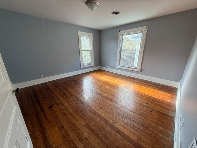 Foto del edificio - 227 1/2 N Main St