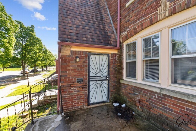 Foto del edificio - 10343 Crocuslawn Ave