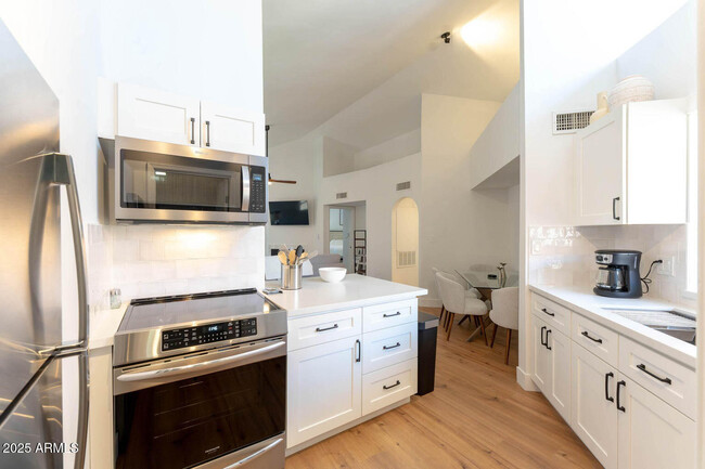 Building Photo - 10301 N 70th St