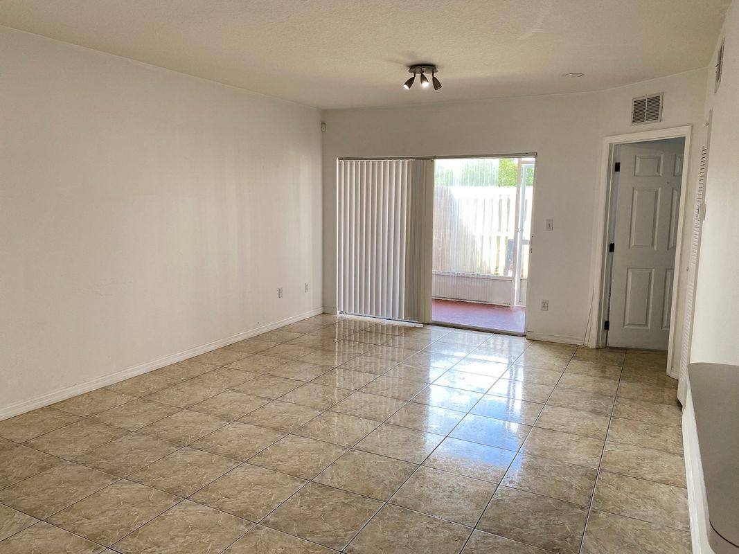 Foto del edificio - 495 Las Cortes Ln