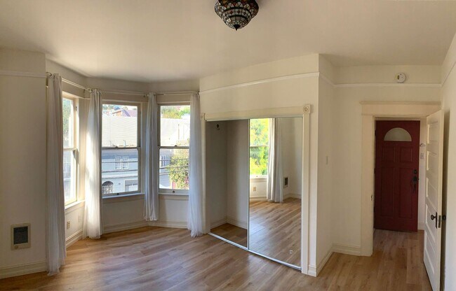Building Photo - UPDATED BRIGHT 2BR/1BA  Top Floor Noe Noe ...