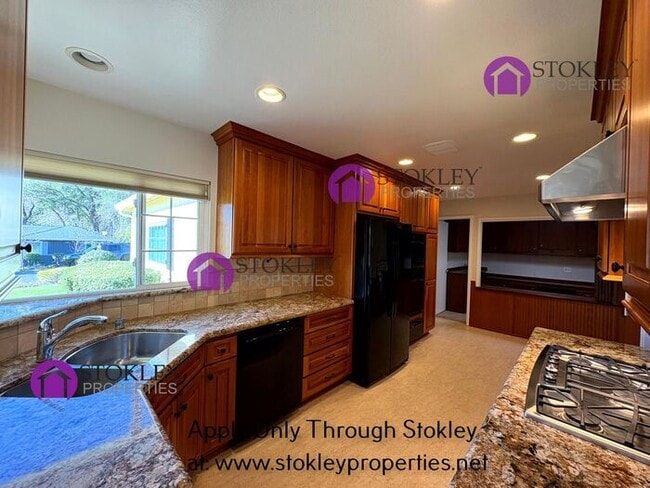 Building Photo - 1130 Laurel Dr