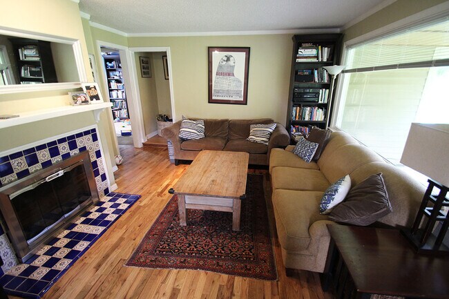 Foto del edificio - RENOVATED 3 BEDROOM SEATTLE HOME FOR RENT W LARGE, PRIVATE CORNER LOT!
