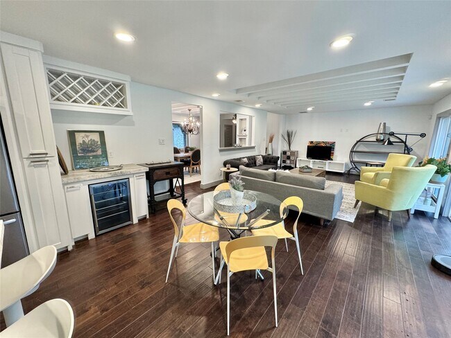 Foto del edificio - 9806 Cliffwood Dr