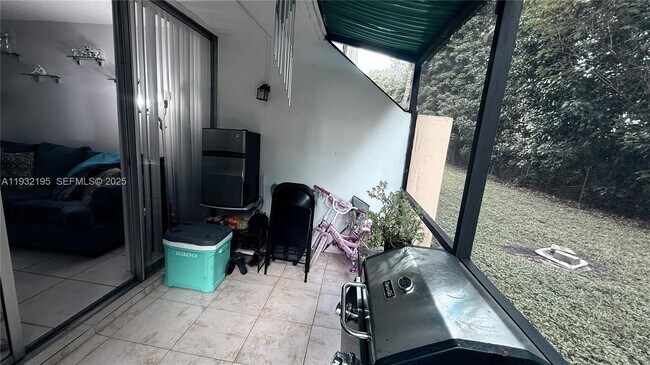 Building Photo - 8860 Fontainebleau Blvd