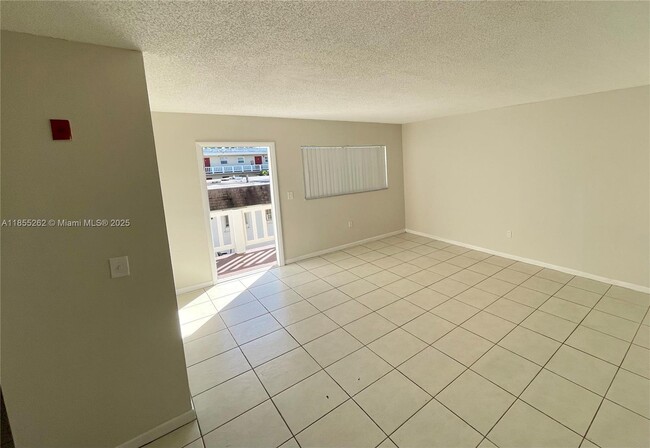 Foto del edificio - 651 NW 177th St