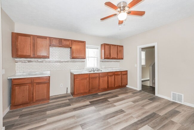 Building Photo - Four bedroom/1 bath Single Home!!