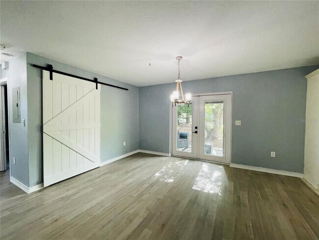 Foto del edificio - 460 N Pine Ave