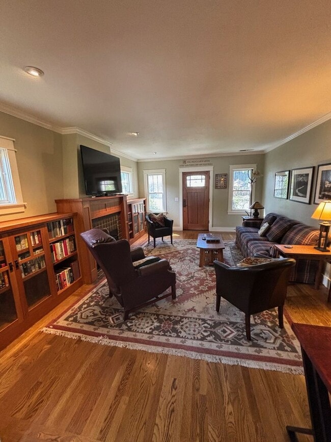 Building Photo - 2 Bedroom 1 Bathroom Updated Furnished* Si...