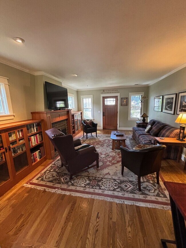 Foto del edificio - 2 Bedroom 1 Bathroom Updated Furnished* Si...