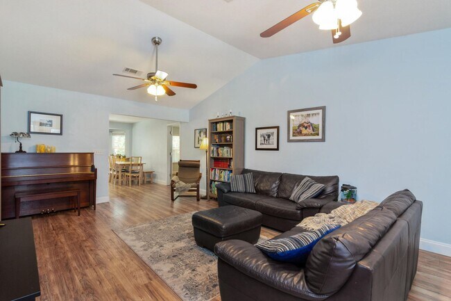 Building Photo - 511 Oak Ave