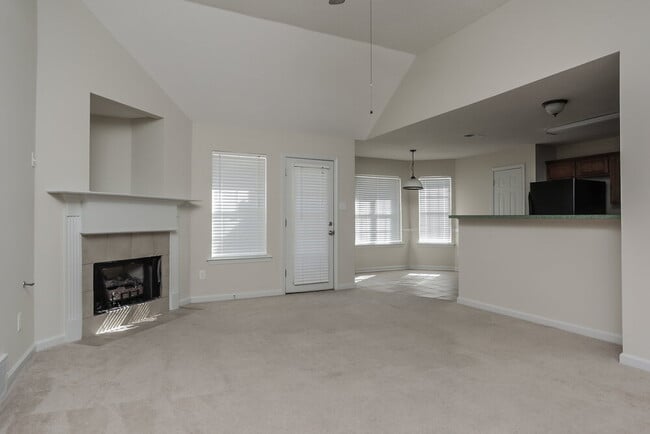 Building Photo - 305 Village Dr
