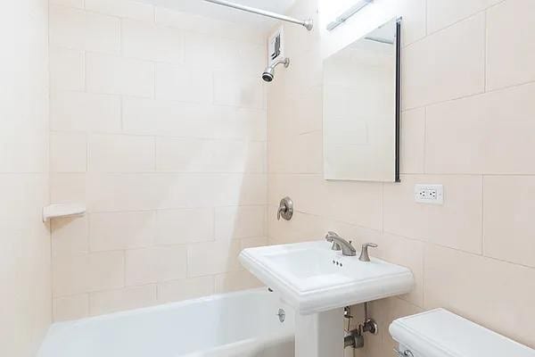 Building Photo - 250 W 88th St