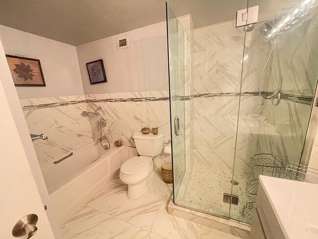 Master bath - 1077 River Rd