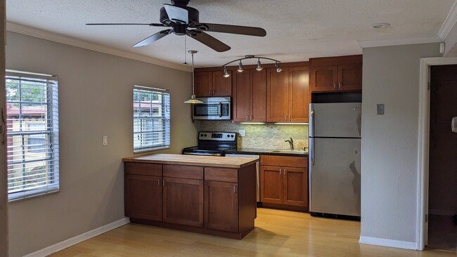 Kitchen with island - 1525 Catherine St