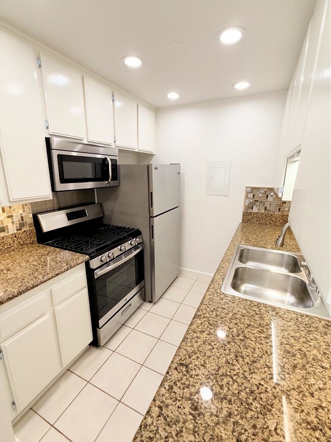 Kitchen 3669 120 - 3669 Westwood