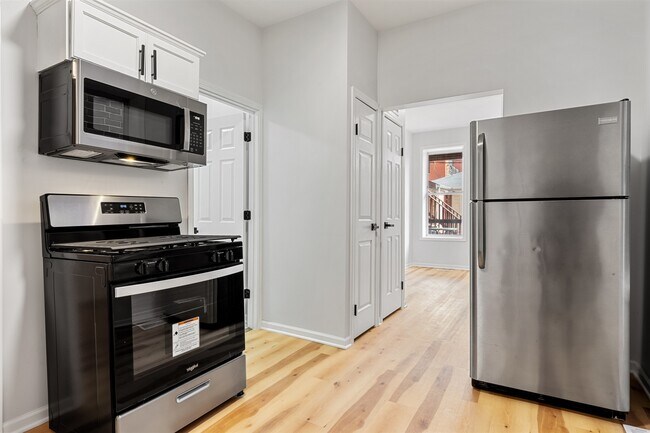 Foto del edificio - 2233 N Southport Ave