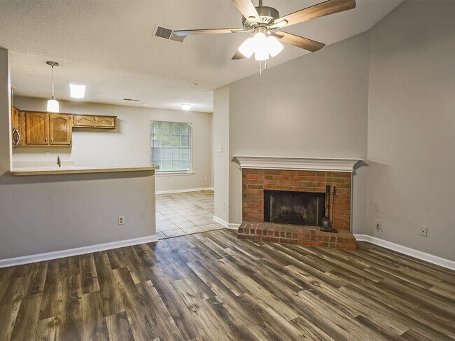 Foto del edificio - Adorable 3 bed, 2 bath home with stainless steel appliance package.