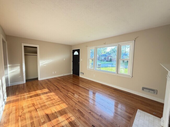 Foto del edificio - The 3 Bedroom In St. Matthews You've Been Looking For!