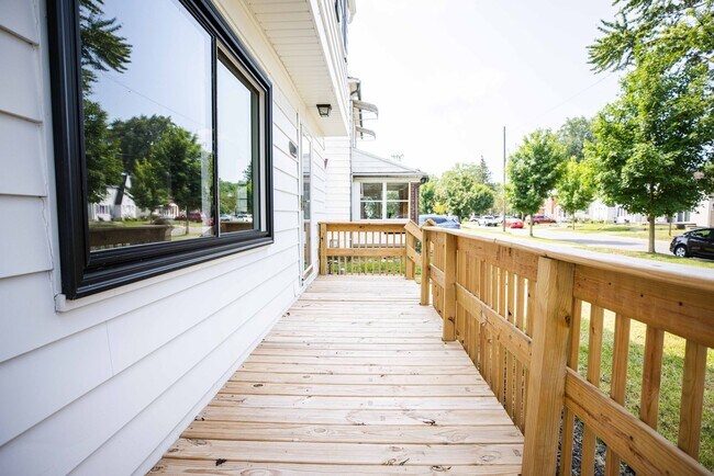 Foto del edificio - Beautiful three bedroom home with fenced i...