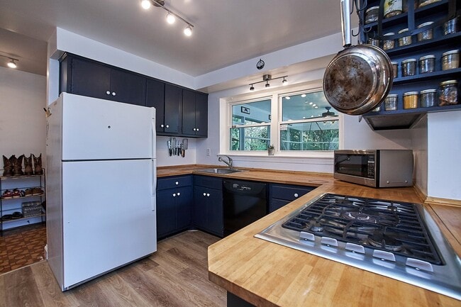 Building Photo - 6129 Beachway Dr