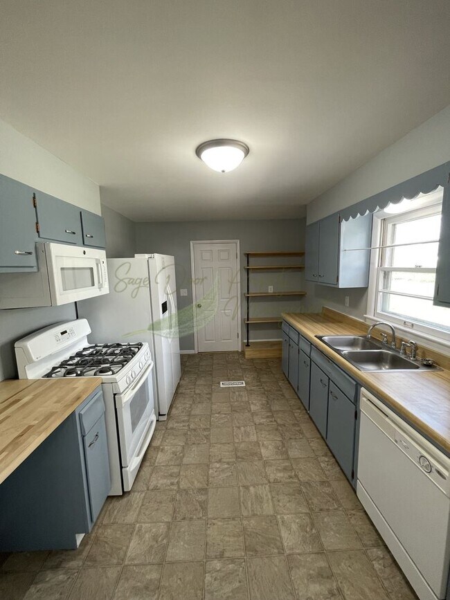 Building Photo - 805 SW Lea Dr