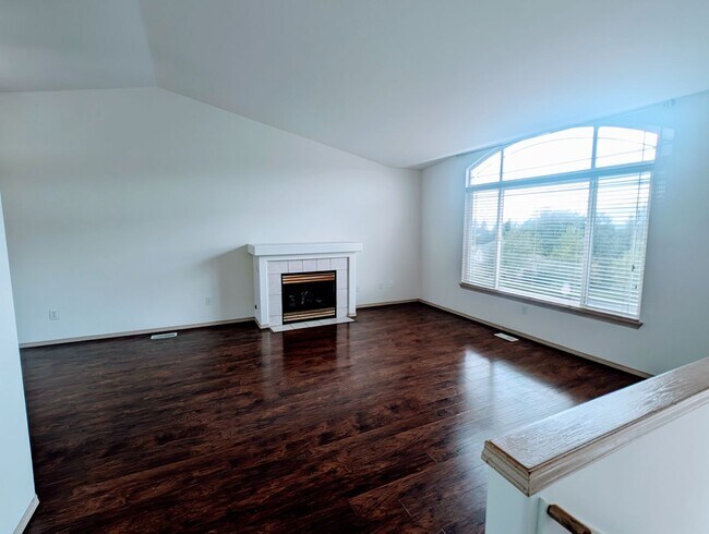 Building Photo - Now Available! Spacious 3-Bedroom Home wit...