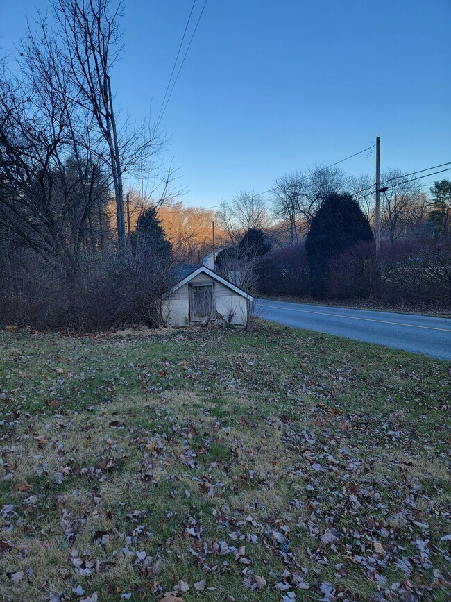 Foto del edificio - 372 Lammey Rd