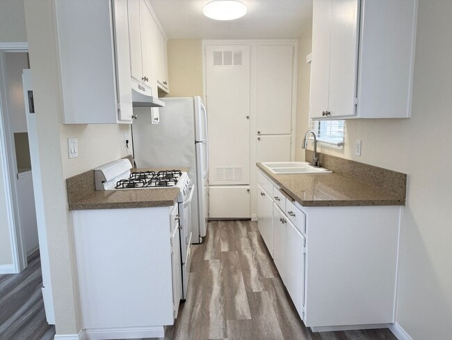 Building Photo - Charming, Refreshed Pacific Beach 1-Bedroo...