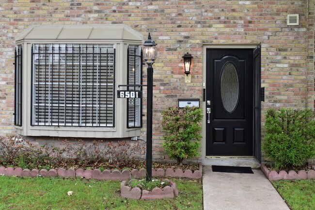 Foto del edificio - 6501 Gambier Ln