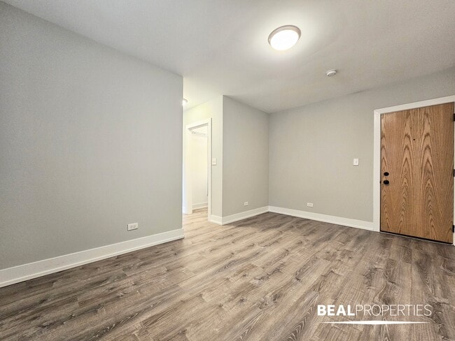 Building Photo - 429 W Belden Ave