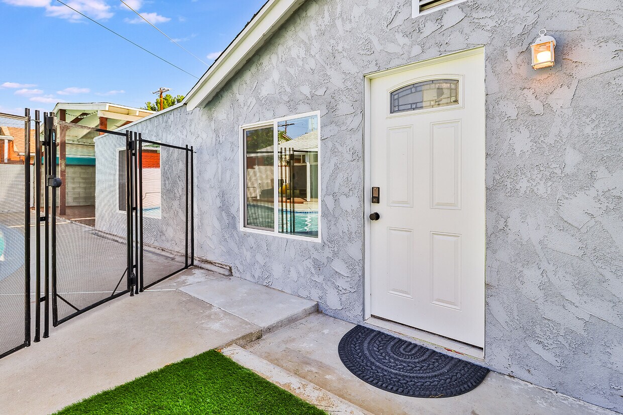 Foto principal - 14632 Chatsworth St