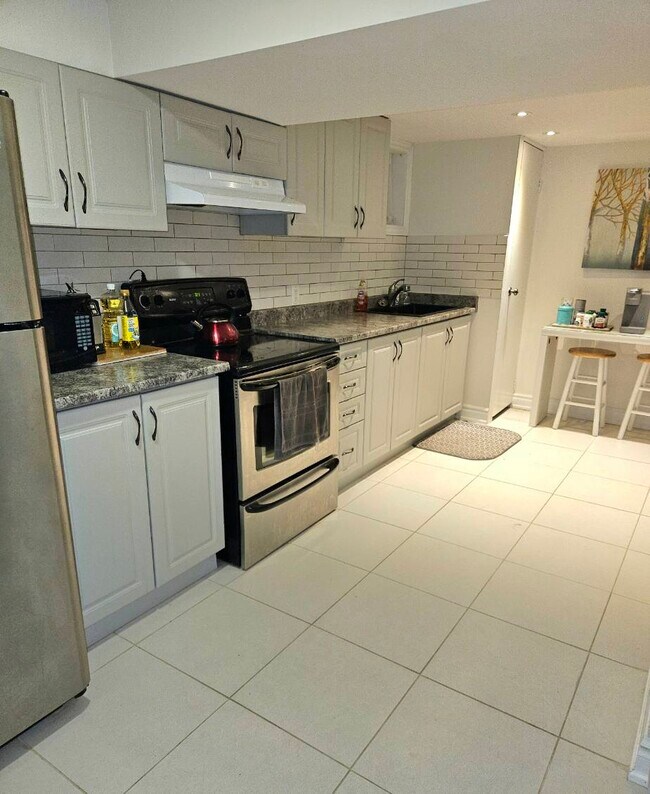 Building Photo - 46 Oriole Av
