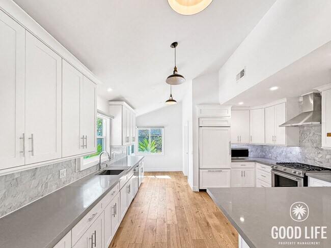 Foto del edificio - Stunning 3BR Home in Santa Ana with Private  Large Yard, Modern Upgrades & 2-Car Garage