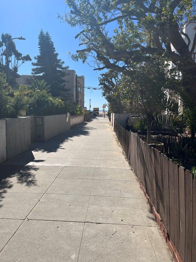 This close to the beach - 27 Eastwind St
