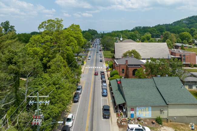 This artsy town flourishes in the foothills of the Blue Ridge Mountains. 02