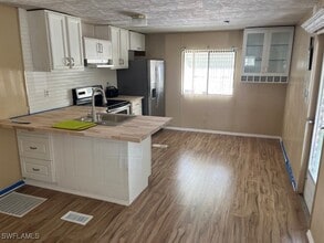 Building Photo - 2035-2035 Seagrape Ct