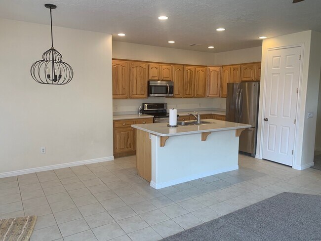 Building Photo - Coral Canyon Jewel!
